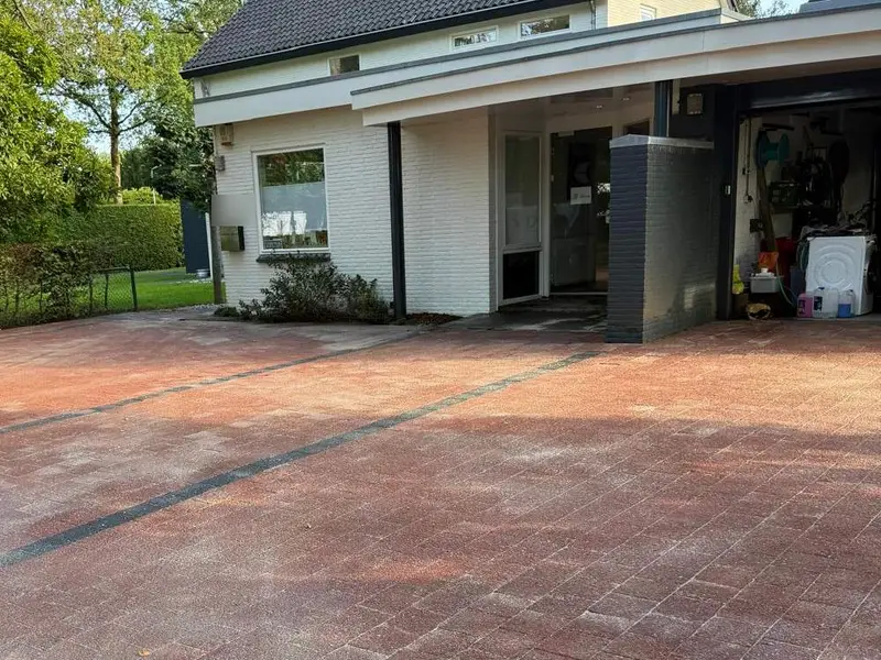Rode klinkeroprit voor een witte woning, egaal schoon na reiniging