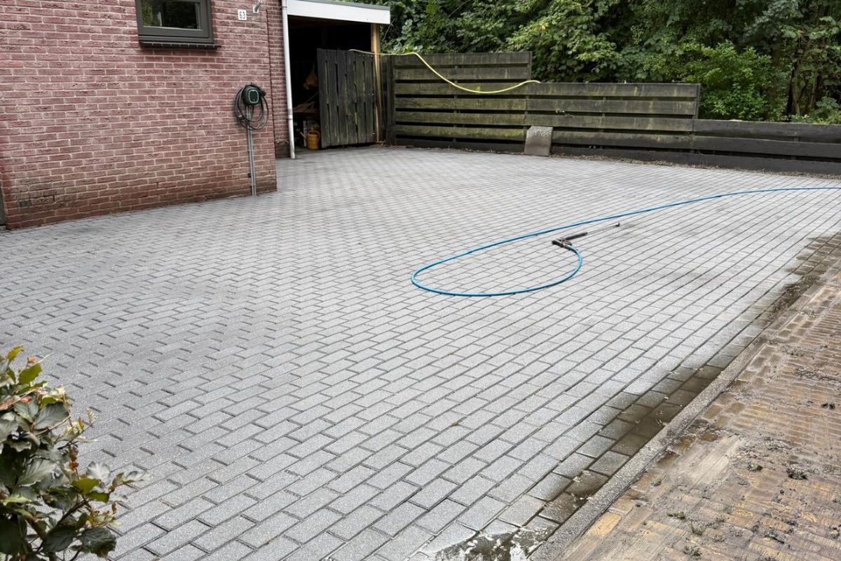 Gereinigde bestrating door VDW Schoonmaak
